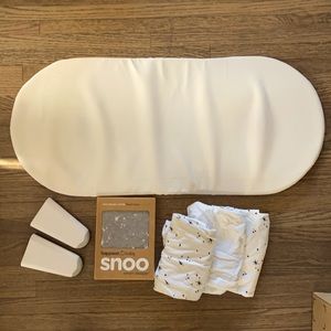 Snoo sheets bundle plus risers and bassinet pad!